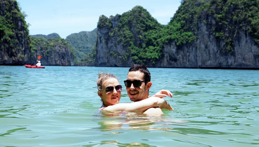 couple-swim-in-halong-bay